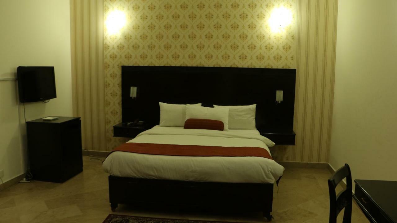 The Royal Manor Bed & Breakfast Islamabad Exterior photo