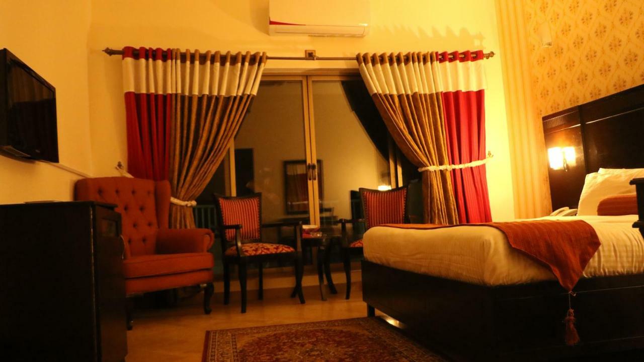The Royal Manor Bed & Breakfast Islamabad Exterior photo