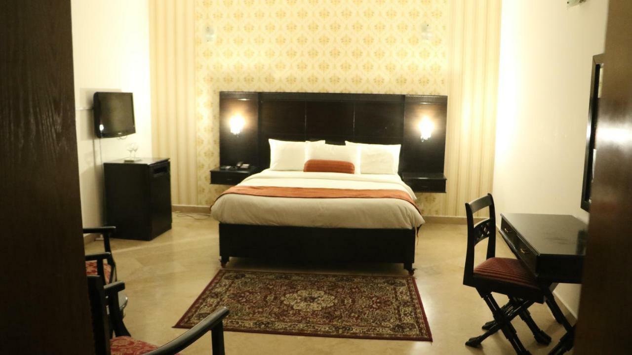 The Royal Manor Bed & Breakfast Islamabad Exterior photo